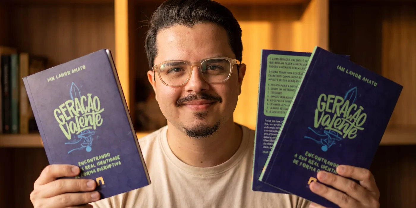 Ian Lahor Amato segurando o livro Geração Valente